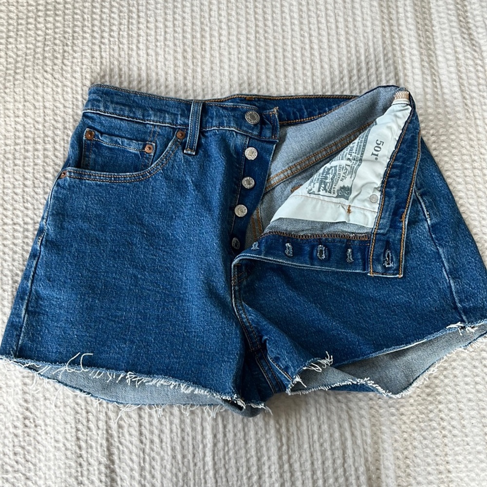 Levi’s shorts size 28